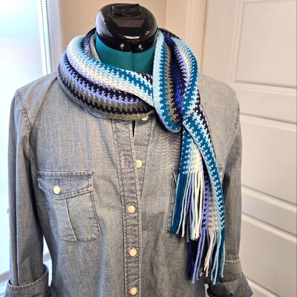 NEW YORK & COMPANY KNITWEAR LONG SCARF FRINGE ENDS BLUE TEAL CROCHET WOMEN OS - Picture 1 of 12